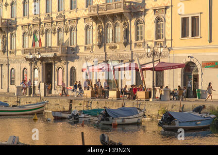 Triest-Bar-Touristen, Touristen genießen Sie Erfrischung neben dem Canal Grande in Triest, Italien. Stockfoto