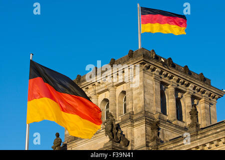 Zwei deutsche Flaggen wehten auf eine der Ecken des Reichstags in Berlin Stockfoto