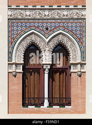 Reich verzierte Doppelfenster im maurischen Stil, Sevilla, Spanien Stockfoto