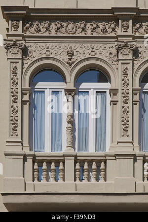 Reich verzierte Doppelfenster im maurischen Stil, Sevilla, Spanien Stockfoto