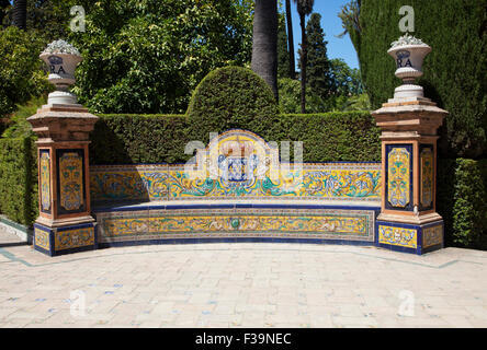 Dekorative Bank in einem Park in Sevilla, Spanien Stockfoto