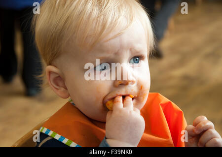 Baby Boy beim Mittagessen in einem café Stockfoto