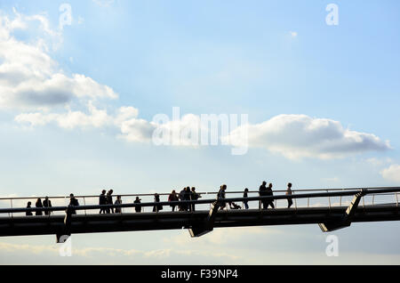 Millennium Bridge, London, eines der ikonischen Gebäude, die säumen die Ufer des Flusses Themse in London. Stockfoto