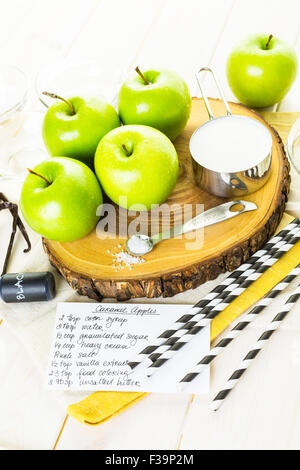 Zutaten für die Zubereitung von hausgemachten schwarzen Liebesäpfel. Stockfoto