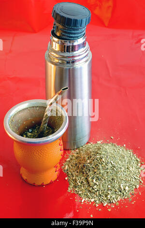 Yerba Mate ist ein traditionelles und gemeinsamen Getränk in Argentinien, Uruguay, Paraguay und im Süden von Brasilien Stockfoto