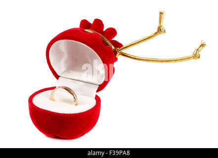 Eheringe aus Gold in offenen roten samt-Box isoliert auf weißem Hintergrund Stockfoto
