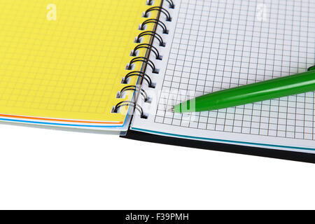 Offenen Notebook mit grünen Stift isoliert auf weißem Hintergrund Stockfoto