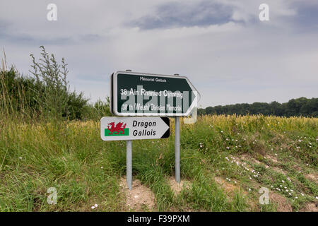 Die einzige Schild auf Walisisch auf dem Schlachtfeld der Somme in Frankreich zeigt die Richtung der Mametz Wood kämpfte im Juli 1916 Stockfoto