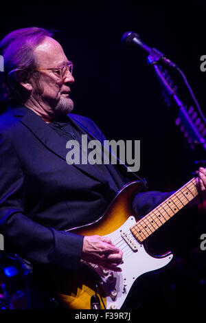 Mailand Italien. 1. Oktober 2015. Die Folk-Rock supergroup CROSBY STILLS & NASH live auf der Bühne am Teatro Degli Arcimboldi Credit führt: Rodolfo weitertransferiert/Alamy Live News Stockfoto