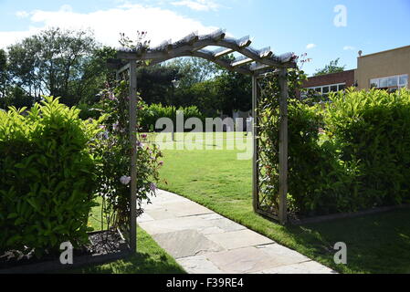 Gateway zwischen Gärten im Ramada Hotel in Wolverhampton Stockfoto