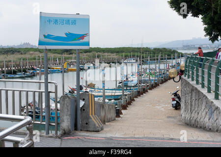 Kleine Fischerboote Dock an Chung-Kang Wharf in der Nähe von Guandu Tempel, Beitou-Bezirk, Taipei City, Taiwan Stockfoto