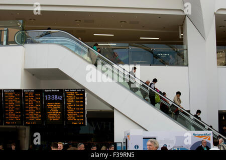 Eine Rolltreppe im neuen Atrium am Bahnhof New Street, Birmingham UK Stockfoto