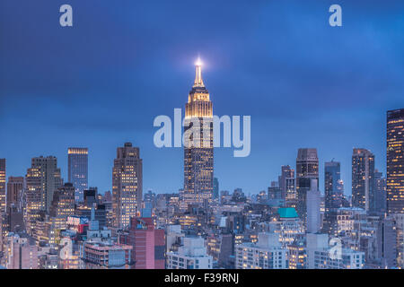 Blick auf das Empire State Building bei Sonnenuntergang von der 42th Avenue in Manhattan. Stockfoto