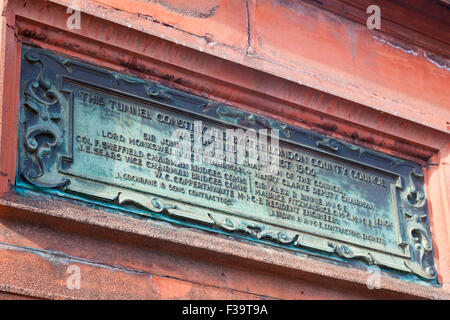 Gedenktafel für Eröffnung der Fußgängertunnel zwischen Greenwich und Isle of Dogs im Jahre 1909, London, UK Stockfoto