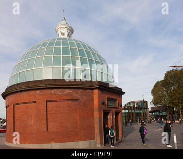 Gewölbte Eingang zum Fußgängertunnel zwischen Greenwich und Isle of Dogs, London, UK Stockfoto