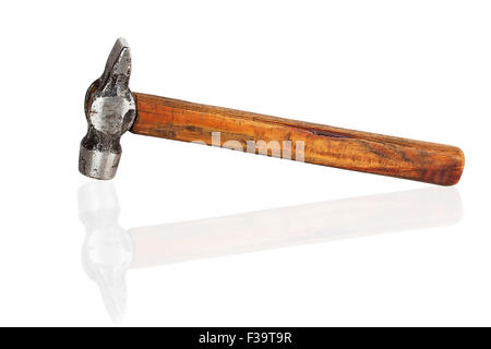 alten Hammer mit Holzgriff isoliert auf weißem Hintergrund Stockfoto
