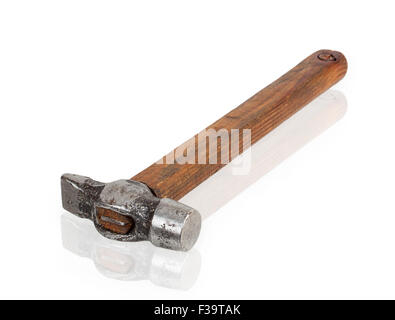 alten Hammer mit Holzgriff isoliert auf weißem Hintergrund Stockfoto