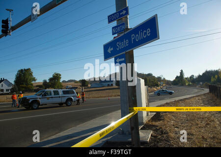 Roseburg, Oregon, USA. 2. Oktober 2015. Beamten blockieren die Straße im Umpqua Community College in Roseburg am Tag nach einer Schießerei neun Menschen auf dem Campus getötet. Bildnachweis: Robin Loznak/ZUMA Draht/Alamy Live-Nachrichten Stockfoto