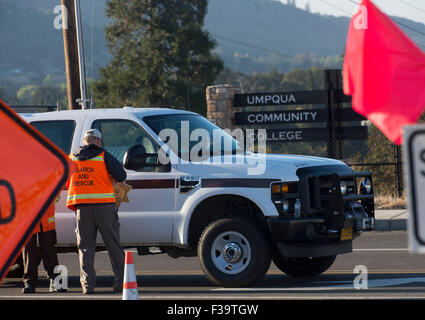 Roseburg, Oregon, USA. 2. Oktober 2015. Beamten blockieren die Straße im Umpqua Community College in Roseburg am Tag nach einer Schießerei neun Menschen auf dem Campus getötet. Bildnachweis: Robin Loznak/ZUMA Draht/Alamy Live-Nachrichten Stockfoto