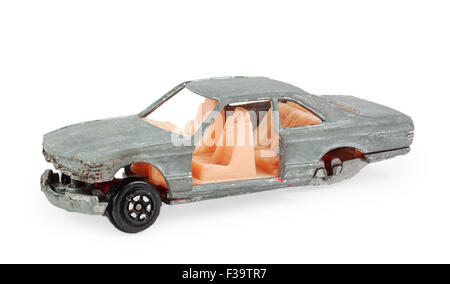 gebrochene graue Kinder Spielzeug Automodell isoliert auf weißem Hintergrund Stockfoto