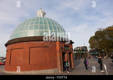 Gewölbte Eingang zum Fußgängertunnel zwischen Greenwich und Isle of Dogs, London, UK Stockfoto