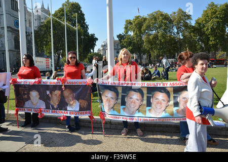 Parliament Square, London, UK. 2. Oktober 2015. Eine Gruppe Protest außerhalb des Parlaments gegen die gemischte Gesellschaft Gesetze. © Matthew Stockfoto