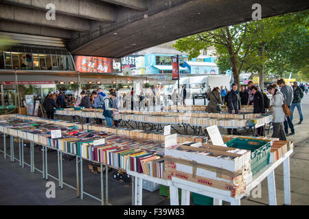 Secondhand Bücherstand auf der Londoner Southbank unter Waterloo Bridge. Stockfoto