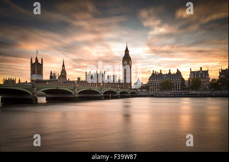 Big Ben und Westminster Bridge in London in der Abenddämmerung. Stockfoto