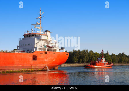 Schiff aus dem Hafen von Danzig, Polen. Stockfoto