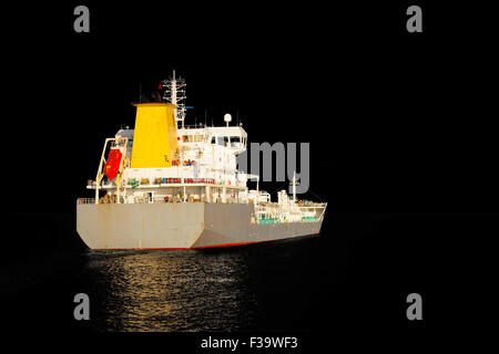 Foto von einem Tanker Schiff isolierten auf schwarzen Hintergrund. Stockfoto