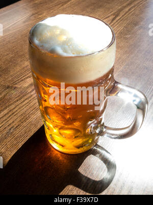 Nahaufnahme von frisch gegossen Stein des Bieres auf Bar Stockfoto