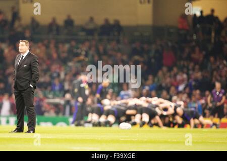 Millennium Stadium, Cardiff, Wales. 2. Oktober 2015. Rugby World Cup. Neuseeland gegen Georgien. New Zealand Cheftrainer Steve Hansen. Bildnachweis: Aktion Plus Sport/Alamy Live-Nachrichten Stockfoto