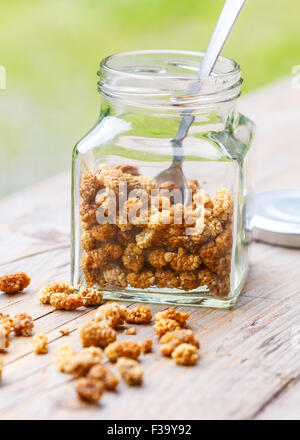 Ein Glas Getrocknete Maulbeeren im Weckglas Stockfoto