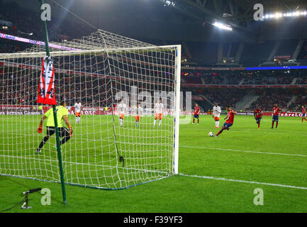 Lille, Frankreich. 2. Oktober 2015. Französischen Liga 1 Fußball. OS-Lille gegen Montpellier. Elfmeter von Sofiane Boufal (Lille) © Action Plus Sport/Alamy Live News Stockfoto