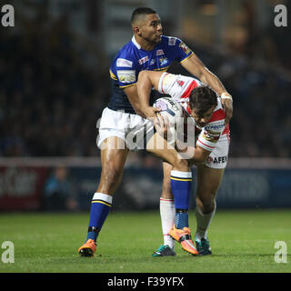 Headingley Carnegie Stadium, Leeds, UK, 2. Oktober 2015. Leeds Rhinos V St Helens erste Utility Super League Jon Wilkin (Ball) von St Helens Kallum Watkins (L) von Leeds Rhinos in Angriff genommen. Copyright Steve Hager/Touchlinepics/Alamy Live-Nachrichten Stockfoto