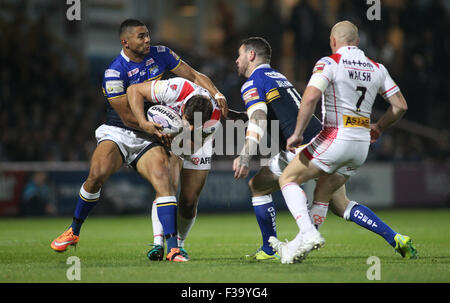 Headingley Carnegie Stadium, Leeds, UK, 2. Oktober 2015. Leeds Rhinos V St Helens erste Utility Super League Jon Wilkin (Ball) von St Helens durch Kallum Watkins (L) und Brett Delaney (R) von Leeds Rhinos in Angriff genommen. Copyright Steve Hager/Touchlinepics/Alamy Live-Nachrichten Stockfoto