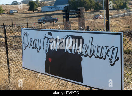 Roseburg, Oregon, USA. 2. Oktober 2015. Ein Zeichen markiert den Weg im Umpqua Community College in Roseburg am Tag nach einer Schießerei neun Menschen auf dem Campus getötet. Bildnachweis: Robin Loznak/ZUMA Draht/Alamy Live-Nachrichten Stockfoto