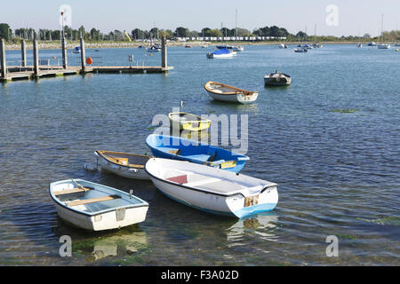 Sammlung von kleinen Booten oder Ausschreibungen in Chichester Hafen von Emsworth. Boote bilden eine informelle Zeile vorne links nach hinten rechts. Stockfoto