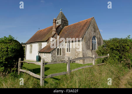 Kirche im Feld Idsworth. Heckansicht des St Huberts an einem Tag blauer Himmel. Kirche im Feld. Stockfoto