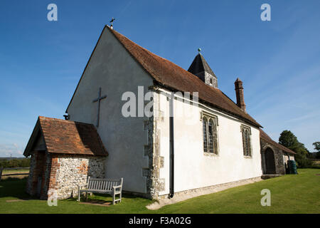 Kirche im Feld Idsworth. Rechte Seitenansicht des St Huberts an einem Tag blauer Himmel. Kirche im Feld. Stockfoto