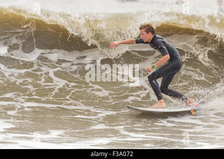 Ein Surfer reitet eine Welle an der Torheit auswaschen, als Hurrikan Joaquin geht vor der Küste bringen hohe Brandung und Rip-Gezeiten zu den Stränden entlang der Küste von South Carolina 2. Oktober 2015 in Folly Beach, SC Joaquin dürfte sich die Carolinas zu vermeiden aber hat bereits hohe Brandung und Überschwemmungen verursacht. Stockfoto