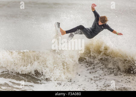 Ein Surfer reitet eine Welle an der Torheit auswaschen, als Hurrikan Joaquin geht vor der Küste bringen hohe Brandung und Rip-Gezeiten zu den Stränden entlang der Küste von South Carolina 2. Oktober 2015 in Folly Beach, SC Joaquin dürfte sich die Carolinas zu vermeiden aber hat bereits hohe Brandung und Überschwemmungen verursacht. Stockfoto