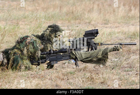 Starren, Ukraine. 2. Oktober 2015. Die Scharfschützen der ukrainischen Nationalgarde nimmt eine Position während einer Trainingseinheit auf dem Schießstand, etwa 80 km von Kiew, Ukraine. Der russische Präsident Vladimir Putin in Paris angekommen zu Gesprächen mit dem französischen Präsidenten Francois Hollande vor einem vier-Wege-Gipfel heute Nachmittag mit den Führern der Ukraine und Deutschland. © Vasyl Shevchenko/Pacific Press/Alamy Live-Nachrichten Stockfoto