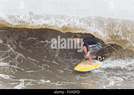 Eine Surfer reitet eine Welle an der Torheit Auswaschung im Laufe der Hurrikan Joaquin vor der Küste bringen hohe Brandung und Rip-Gezeiten zu den Stränden entlang der Küste South Carolinas 2. Oktober 2015 in Folly Beach, SC. Joaquin wird voraussichtlich die Carolinas zu vermeiden, sondern hat bereits hohe Brandung und Überschwemmungen verursacht. Stockfoto