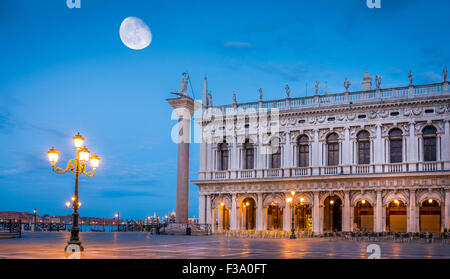 Mond über Piazza San Marco in Venedig, Italien Stockfoto