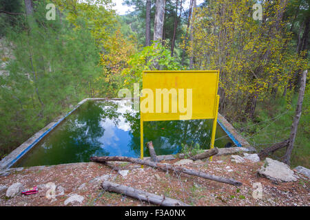 Wasser aus den Bergen wird durch Rohre im pool Stockfoto