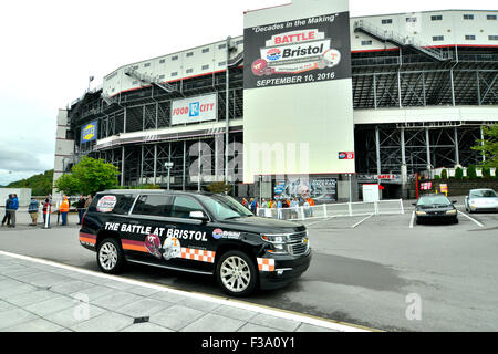 Bristol, Tennessee, USA. 2. Oktober 2015. Fans Line-up, um Battle of Bristol Tickets auf dem Bristol Motor Speedway zu kaufen. Dies wird die größte College-Football-Spiel aller Zeiten sein. Bildnachweis: John Cornelius/Alamy Live-Nachrichten Stockfoto