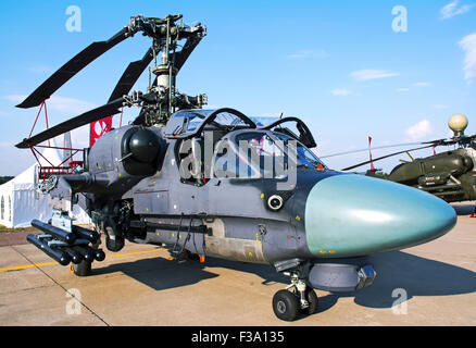 Eine Ka - 52K der russischen Marine auf dem Display während der Luftfahrt Salon MAKS-2015 in Schukowski, Russland. Stockfoto