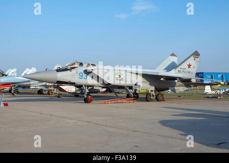 Eine modernisierte MiG-31BM der russischen Luftwaffe auf dem Display an der Luftfahrt Salon MAKS-2015-Airshow in Schukowski, Russland. Stockfoto