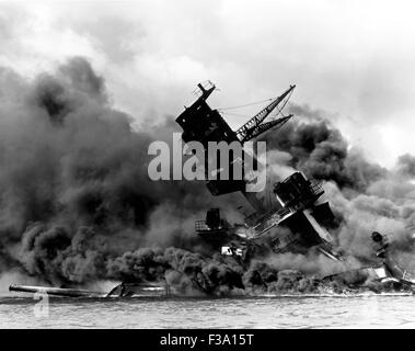 Vintage Weltkrieg Foto von der USS Arizona brennen nach dem japanischen Angriff auf Pearl Harbor, 7. Dezember 1941. Stockfoto